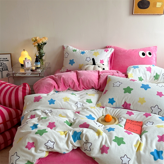 91家纺网 家纺一手货源 找家纺 时年家纺 2023新款牛奶绒印花系列套件 小可爱风格 多彩星星