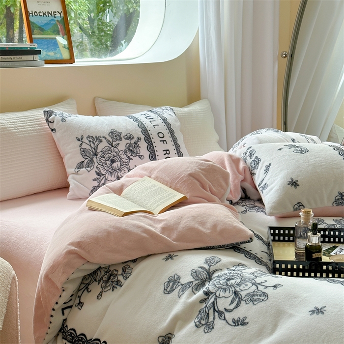 91家纺网 家纺一手货源 找家纺 2023新款牛奶绒印花系列套件 花卉风格 罗曼