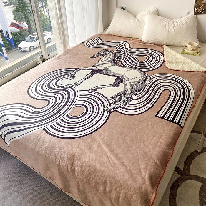 91家纺网 家纺一手货源 找家纺 爵仕家纺 2023新款羊羔绒毯宫廷风骏马系列 咖马