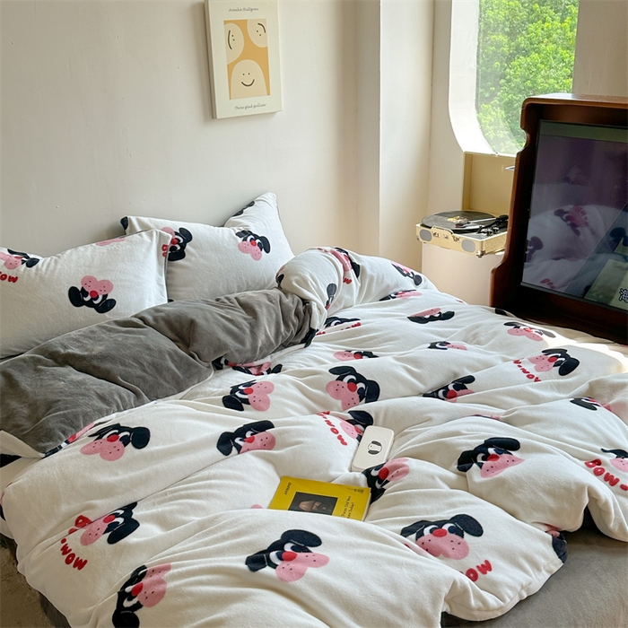 91家纺网 家纺一手货源 找家纺 时年家纺 2023新款牛奶绒印花系列套件 小可爱风格 旺仔