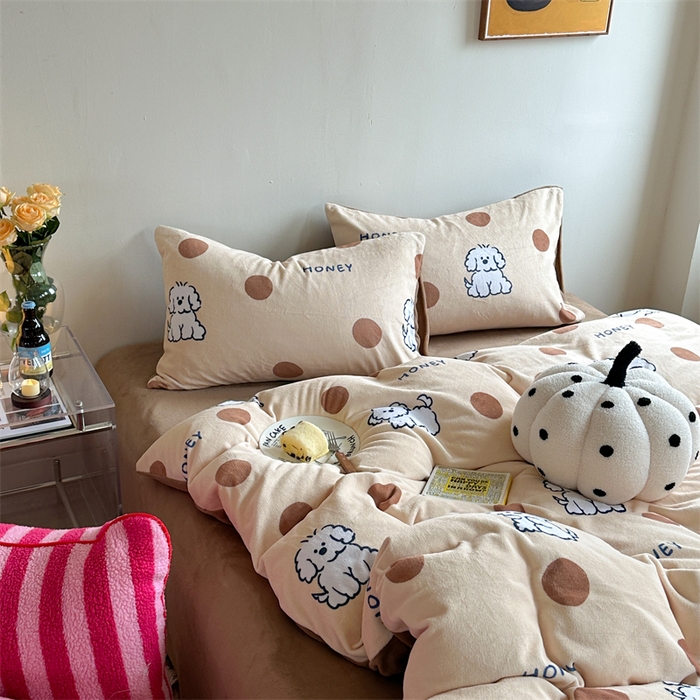 91家纺网 家纺一手货源 找家纺 时年家纺 2023新款牛奶绒印花系列套件 小可爱风格 马尔济斯-咖