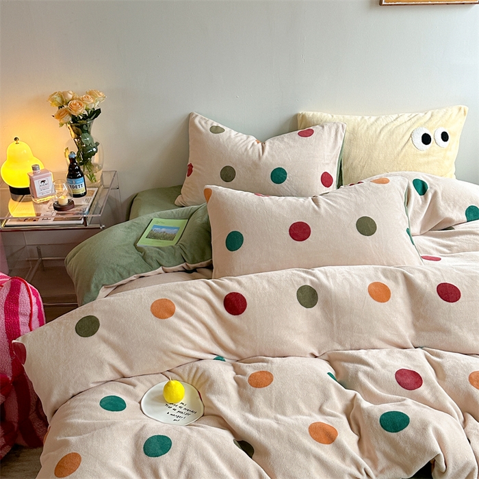 91家纺网 家纺一手货源 找家纺 时年家纺 2023新款牛奶绒印花系列套件 小可爱风格 复古点点