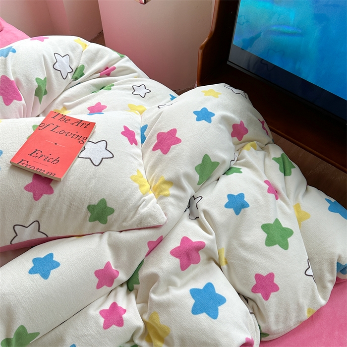 91家纺网 家纺一手货源 找家纺 时年家纺 2023新款牛奶绒印花系列套件 小可爱风格 多彩星星