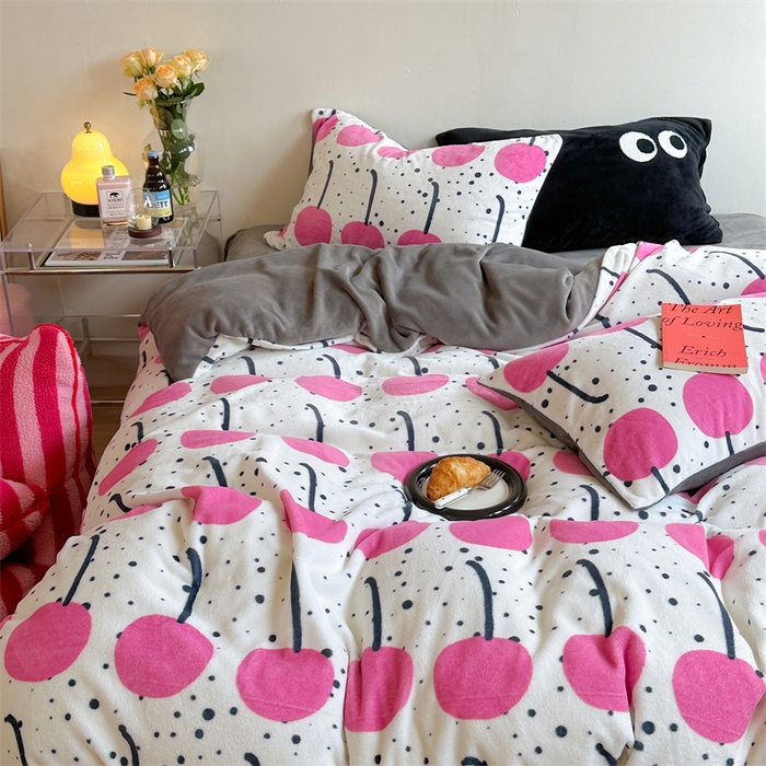 91家纺网 家纺一手货源 找家纺 时年家纺 2023新款牛奶绒印花系列套件 小可爱风格 樱桃果