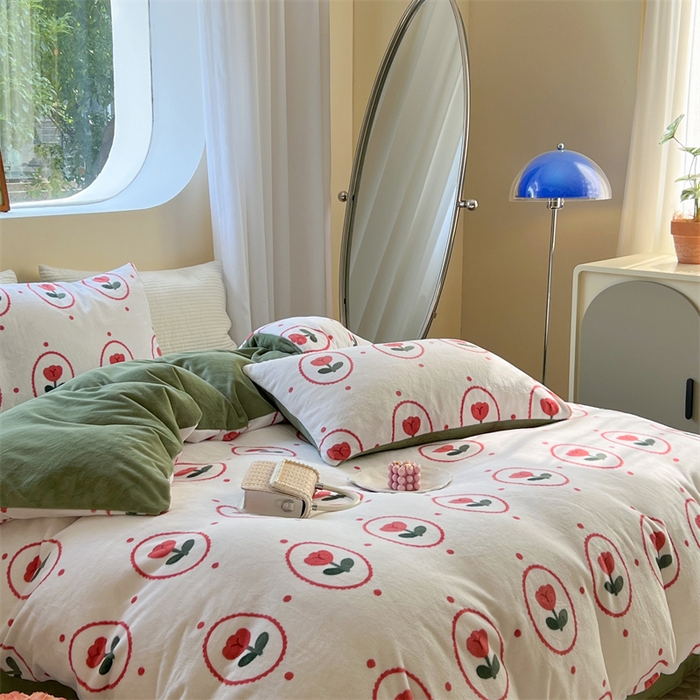 91家纺网 家纺一手货源 找家纺 2023新款牛奶绒印花系列套件 花卉风格 波点小花-白