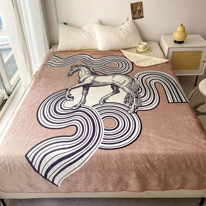 91家纺网 家纺一手货源 找家纺 爵仕家纺 2023新款羊羔绒毯宫廷风骏马系列 咖马