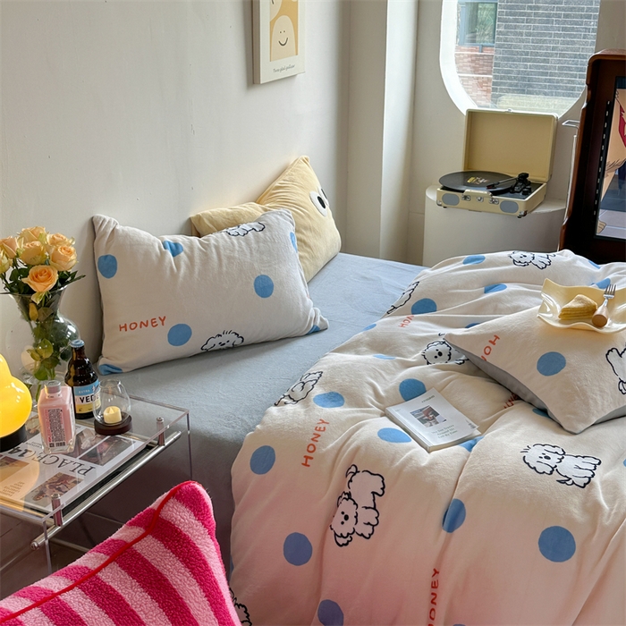 91家纺网 家纺一手货源 找家纺 时年家纺 2023新款牛奶绒印花系列套件 小可爱风格 马尔济斯-蓝