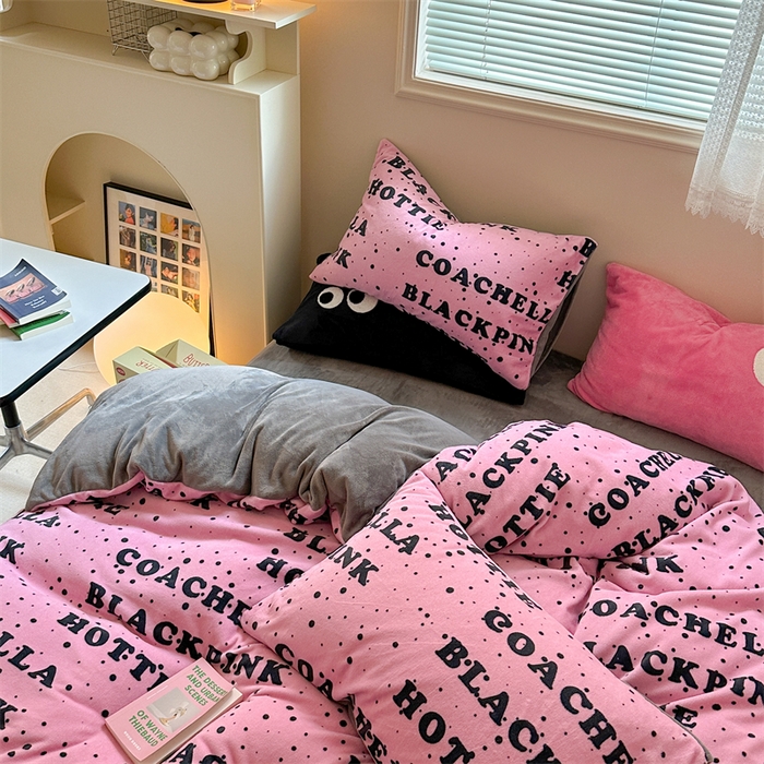 91家纺网 家纺一手货源 找家纺 时年家纺 2023新款牛奶绒印花系列套件 简约风格 甜酷-粉