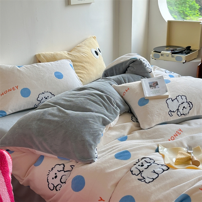 91家纺网 家纺一手货源 找家纺 时年家纺 2023新款牛奶绒印花系列套件 小可爱风格 马尔济斯-蓝