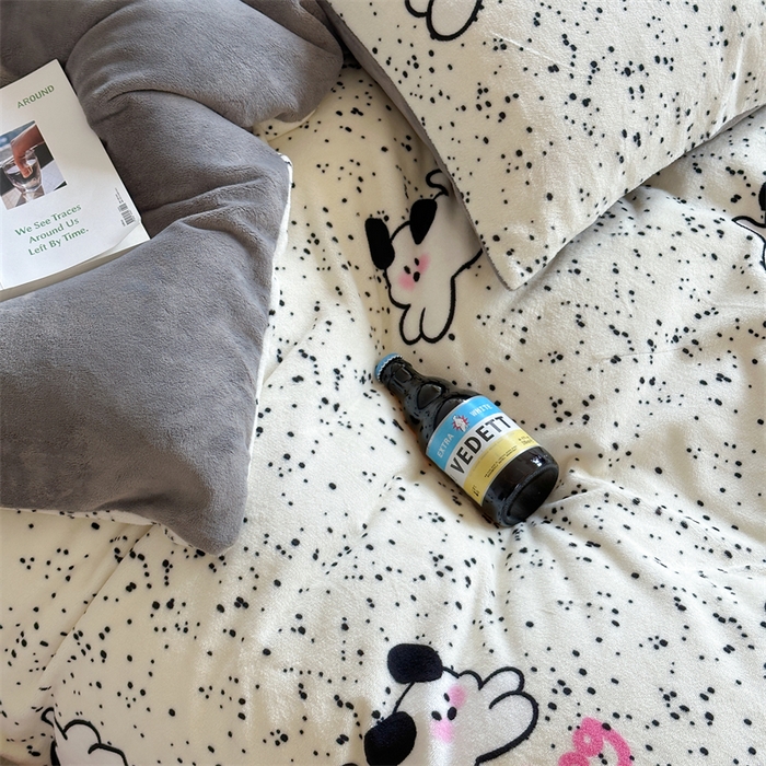 91家纺网 家纺一手货源 找家纺 时年家纺 2023新款牛奶绒印花系列套件 小可爱风格 可爱狗