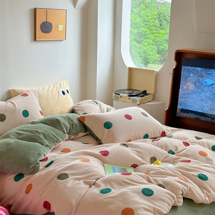 91家纺网 家纺一手货源 找家纺 时年家纺 2023新款牛奶绒印花系列套件 小可爱风格 复古点点