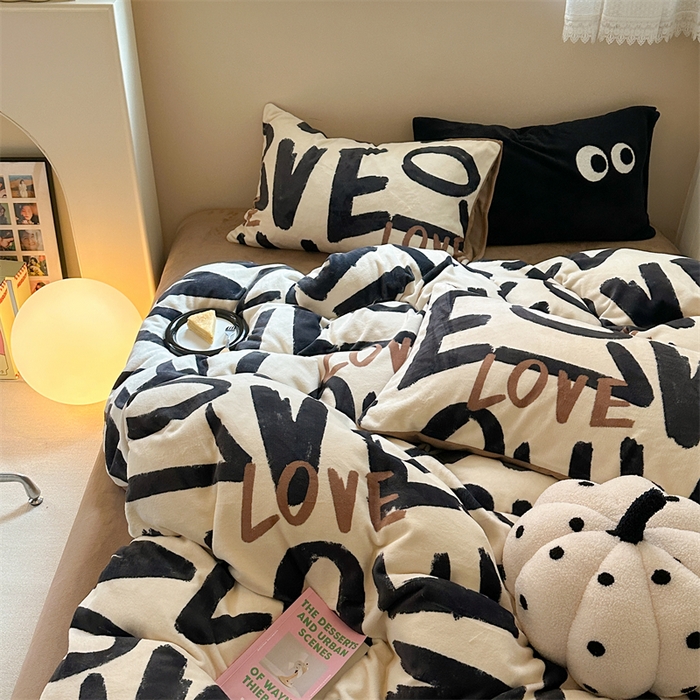 91家纺网 家纺一手货源 找家纺 时年家纺 2023新款牛奶绒印花系列套件 简约风格 爱恋-咖