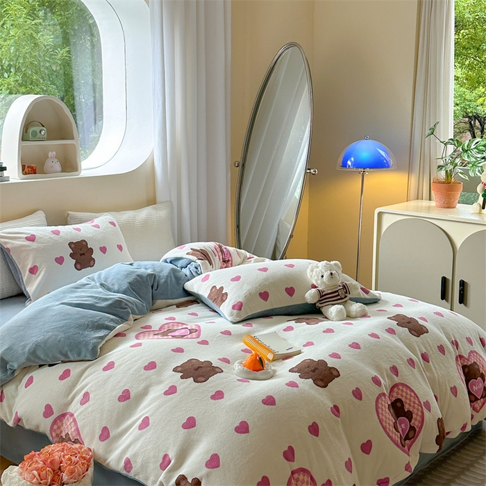 91家纺网 家纺一手货源 找家纺 2023新款牛奶绒印花系列套件 花卉风格 奶思小熊