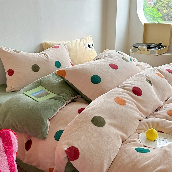 91家纺网 家纺一手货源 找家纺 时年家纺 2023新款牛奶绒印花系列套件 小可爱风格 复古点点