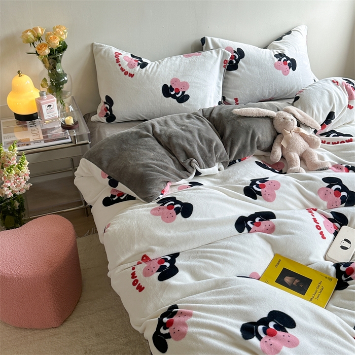 91家纺网 家纺一手货源 找家纺 时年家纺 2023新款牛奶绒印花系列套件 小可爱风格 旺仔