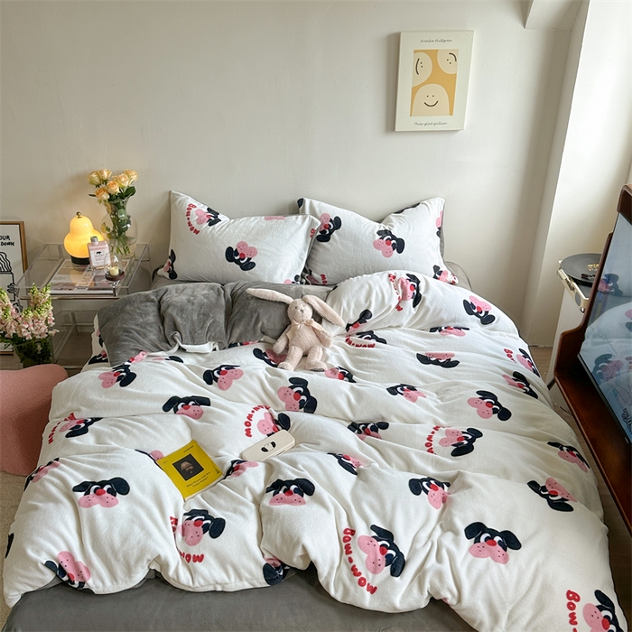 91家纺网 家纺一手货源 找家纺 时年家纺 2023新款牛奶绒印花系列套件 小可爱风格 旺仔