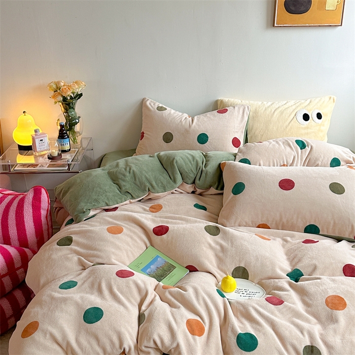 91家纺网 家纺一手货源 找家纺 时年家纺 2023新款牛奶绒印花系列套件 小可爱风格 复古点点