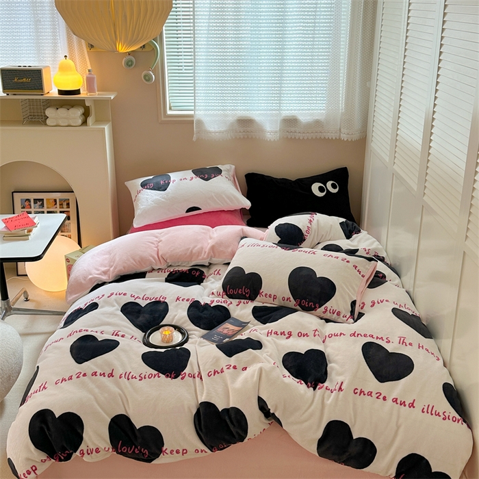 91家纺网 家纺一手货源 找家纺 时年家纺 2023新款牛奶绒印花系列套件 简约风格 桃心