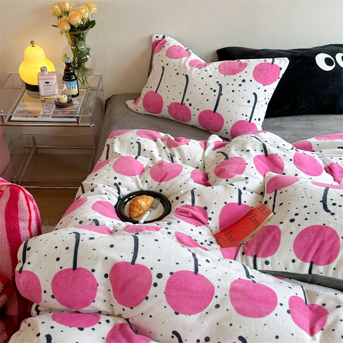 91家纺网 家纺一手货源 找家纺 时年家纺 2023新款牛奶绒印花系列套件 小可爱风格 樱桃果