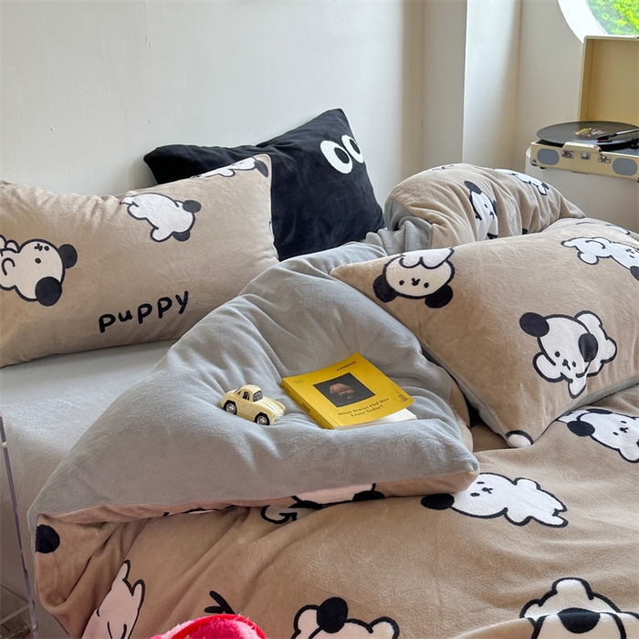 91家纺网 家纺一手货源 找家纺 时年家纺 2023新款牛奶绒印花系列套件 小可爱风格 宠物