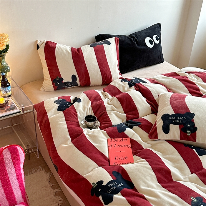 91家纺网 家纺一手货源 找家纺 时年家纺 2023新款牛奶绒印花系列套件 小可爱风格 礼物狗-红