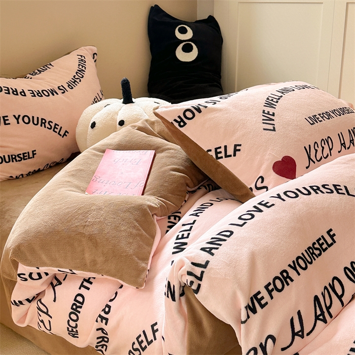 91家纺网 家纺一手货源 找家纺 时年家纺 2023新款牛奶绒印花系列套件 简约风格 快乐字母-粉