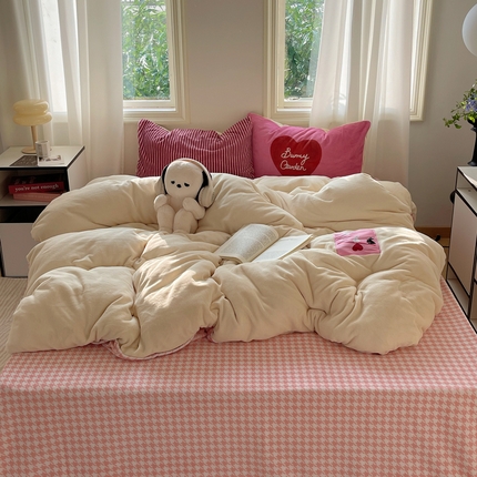 91家纺网 家纺一手货源 找家纺 （总）桃喜 2024新款牛奶绒卡通数码印花绣标四件套