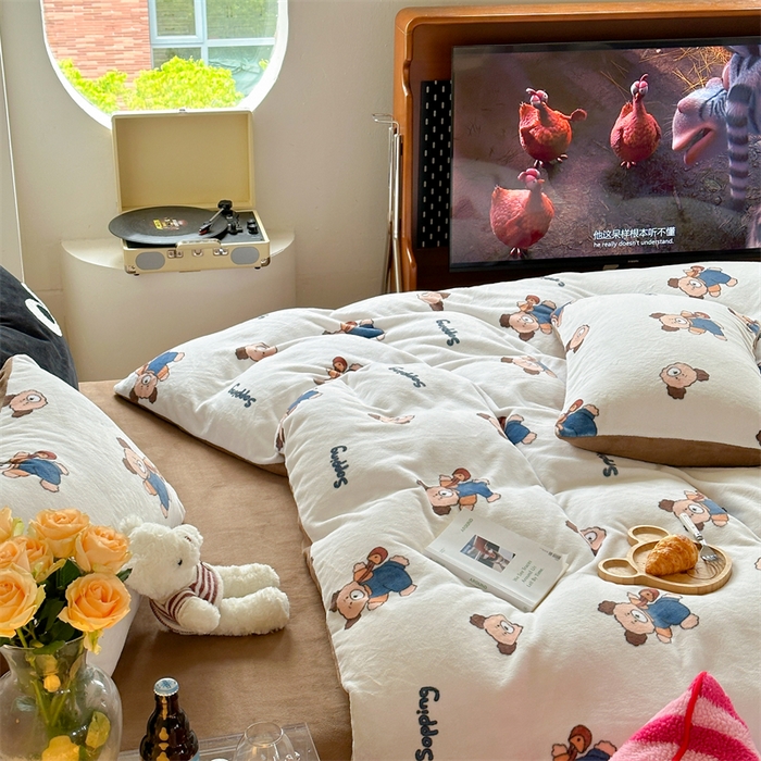 91家纺网 家纺一手货源 找家纺 时年家纺 2023新款牛奶绒印花系列套件 小可爱风格 背包小熊