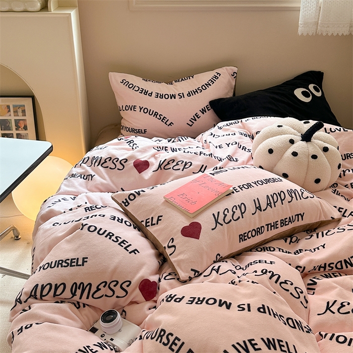 91家纺网 家纺一手货源 找家纺 时年家纺 2023新款牛奶绒印花系列套件 简约风格 快乐字母-粉