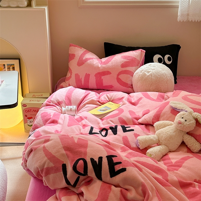 91家纺网 家纺一手货源 找家纺 时年家纺 2023新款牛奶绒印花系列套件 简约风格 爱恋-粉