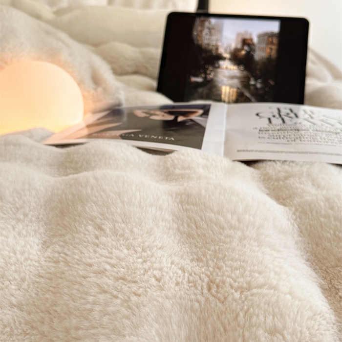 91家纺网 家纺一手货源 找家纺 梦柏家纺 2023新款大兔绒四件套 暖白