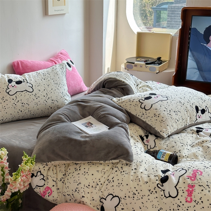 91家纺网 家纺一手货源 找家纺 时年家纺 2023新款牛奶绒印花系列套件 小可爱风格 可爱狗