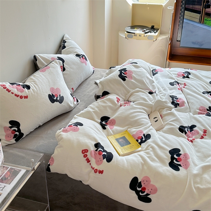 91家纺网 家纺一手货源 找家纺 时年家纺 2023新款牛奶绒印花系列套件 小可爱风格 旺仔