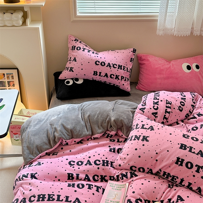 91家纺网 家纺一手货源 找家纺 时年家纺 2023新款牛奶绒印花系列套件 简约风格 甜酷-粉