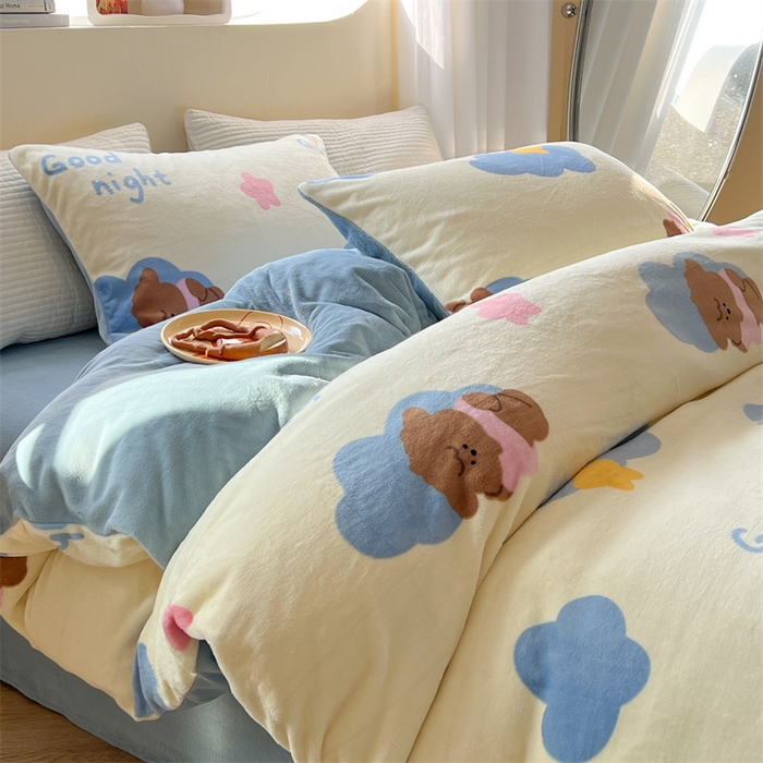 91家纺网 家纺一手货源 找家纺 2023新款牛奶绒印花系列套件 花卉风格 云朵小熊