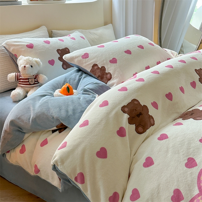 91家纺网 家纺一手货源 找家纺 2023新款牛奶绒印花系列套件 花卉风格 奶思小熊