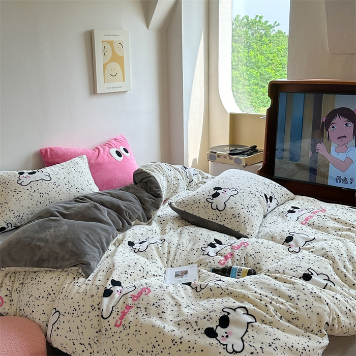 91家纺网 家纺一手货源 找家纺 时年家纺 2023新款牛奶绒印花系列套件 小可爱风格 可爱狗