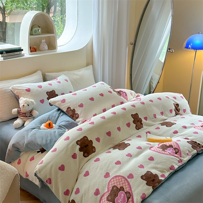 91家纺网 家纺一手货源 找家纺 2023新款牛奶绒印花系列套件 花卉风格 奶思小熊