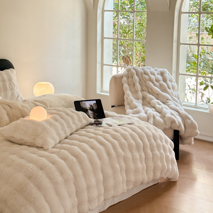 91家纺网 家纺一手货源 找家纺 梦柏家纺 2023新款大兔绒四件套 暖白