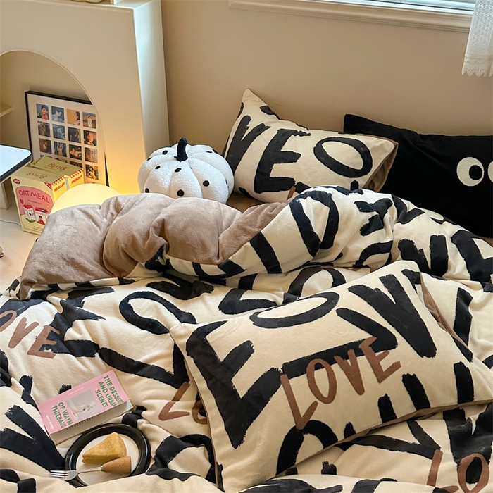 91家纺网 家纺一手货源 找家纺 时年家纺 2023新款牛奶绒印花系列套件 简约风格 爱恋-咖