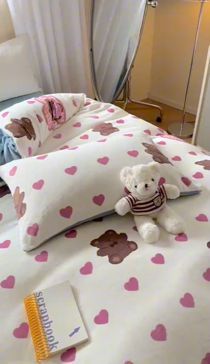 91家纺网 家纺一手货源 找家纺 2023新款牛奶绒印花系列套件 花卉风格 奶思小熊