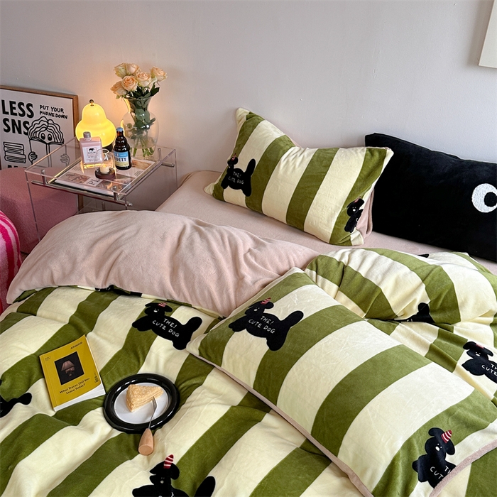 91家纺网 家纺一手货源 找家纺 时年家纺 2023新款牛奶绒印花系列套件 小可爱风格 礼物狗-绿