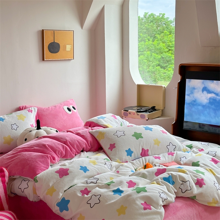 91家纺网 家纺一手货源 找家纺 时年家纺 2023新款牛奶绒印花系列套件 小可爱风格 多彩星星