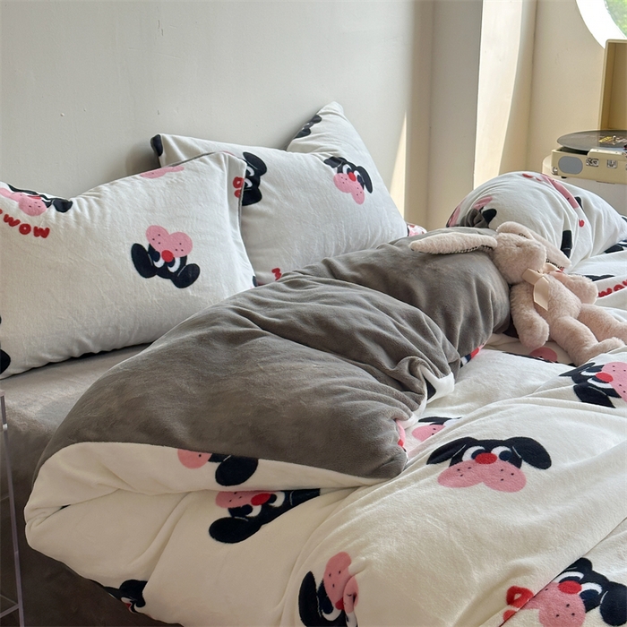 91家纺网 家纺一手货源 找家纺 时年家纺 2023新款牛奶绒印花系列套件 小可爱风格 旺仔