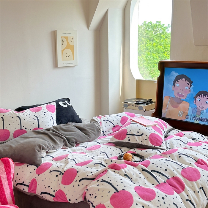 91家纺网 家纺一手货源 找家纺 时年家纺 2023新款牛奶绒印花系列套件 小可爱风格 樱桃果