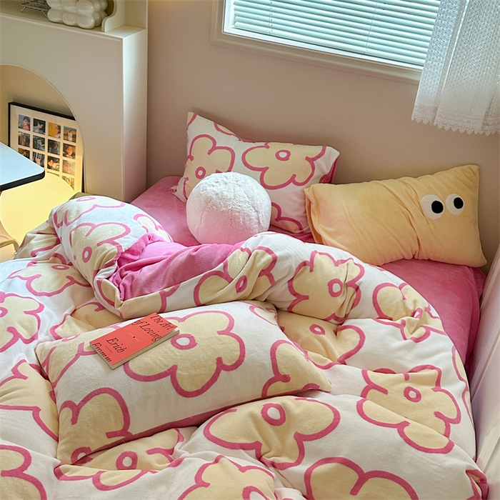 91家纺网 家纺一手货源 找家纺 时年家纺 2023新款牛奶绒印花系列套件 简约风格 露娜-粉