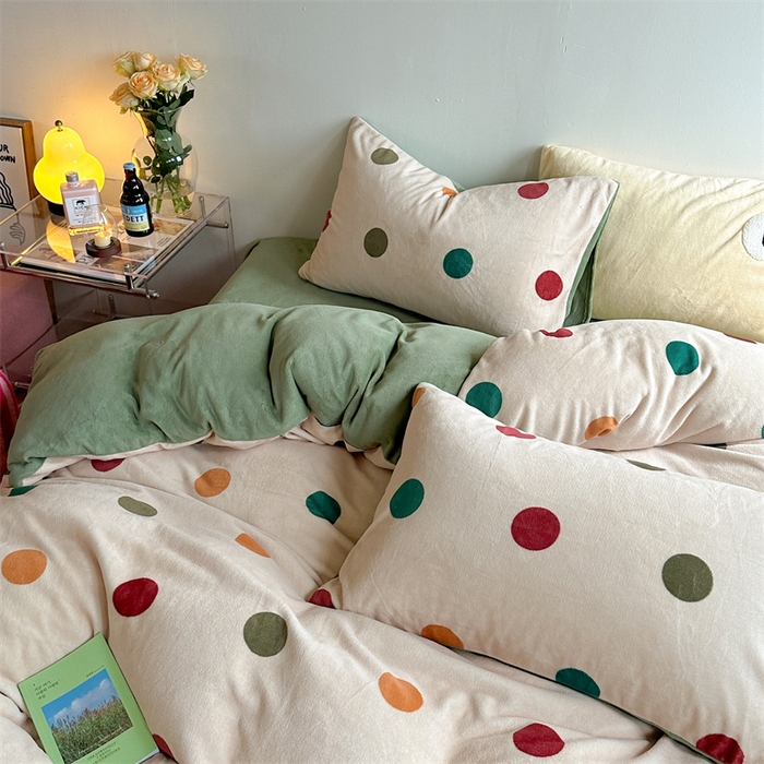 91家纺网 家纺一手货源 找家纺 时年家纺 2023新款牛奶绒印花系列套件 小可爱风格 复古点点