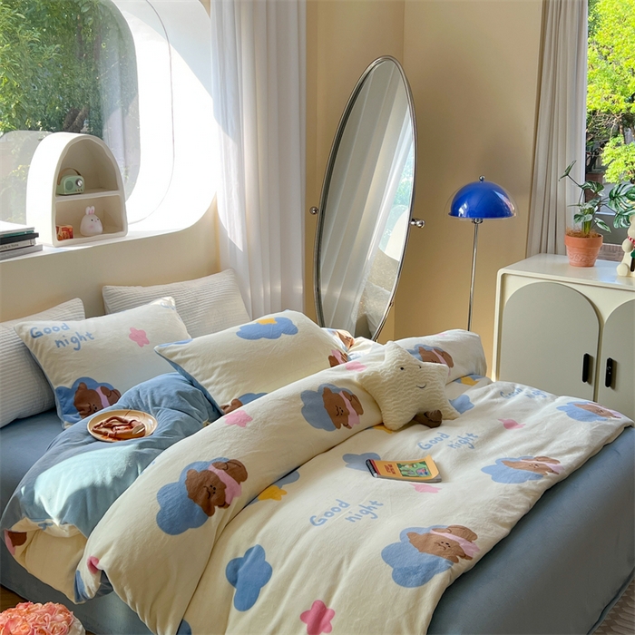 91家纺网 家纺一手货源 找家纺 2023新款牛奶绒印花系列套件 花卉风格 云朵小熊