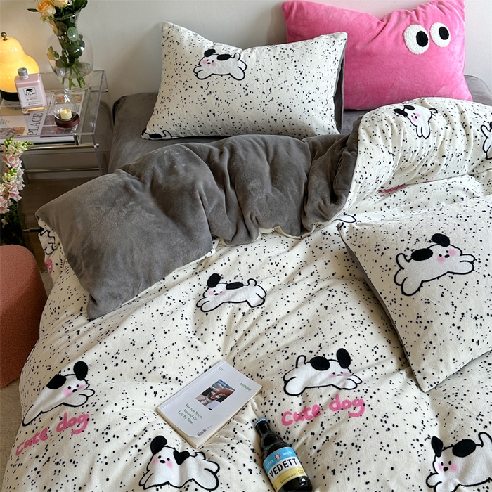 91家纺网 家纺一手货源 找家纺 时年家纺 2023新款牛奶绒印花系列套件 小可爱风格 可爱狗