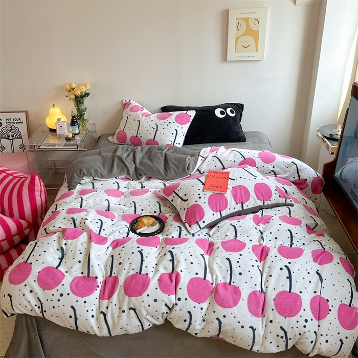 91家纺网 家纺一手货源 找家纺 时年家纺 2023新款牛奶绒印花系列套件 小可爱风格 樱桃果